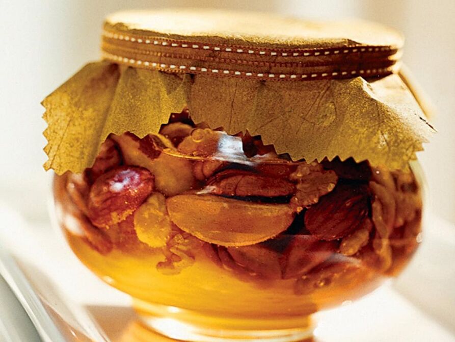 La teinture de miel avec des noix peut augmenter la puissance