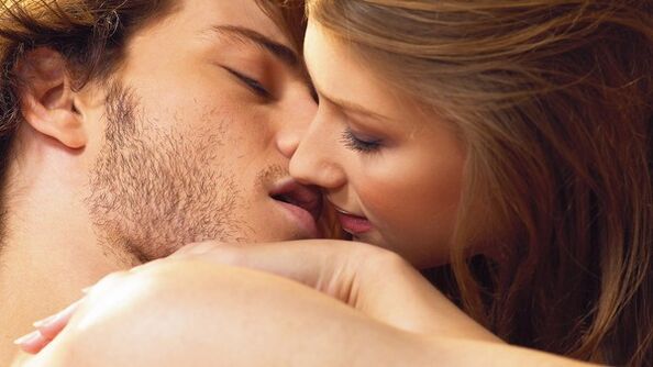 Les femmes embrassent les hommes avec des produits améliorés