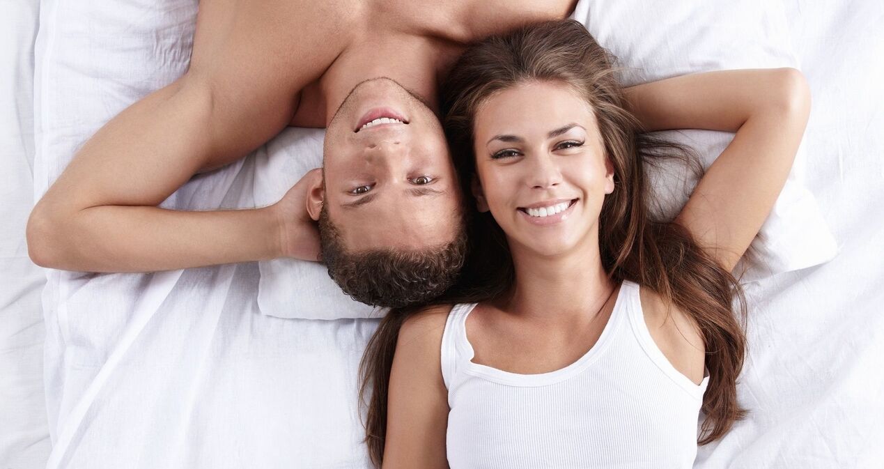 Une femme et un homme sexuellement amélioré partagent le même lit