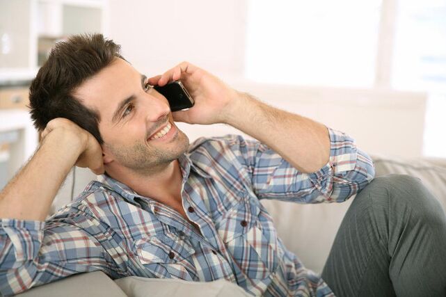 Se sentir excité que les hommes parlent aux femmes au téléphone pendant longtemps