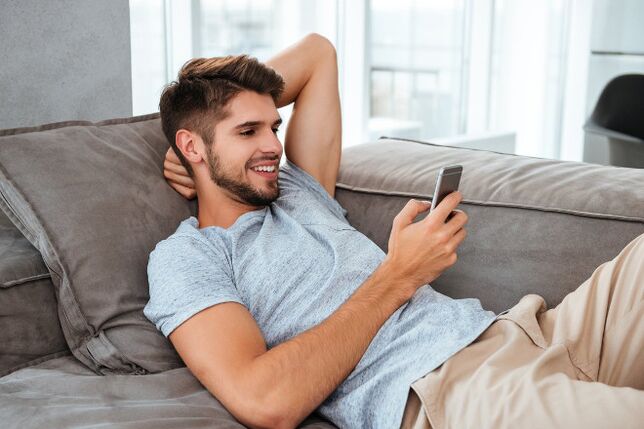Un homme envoie souvent des textos à l'homme de son choix qu'il désire avoir de l'intimité